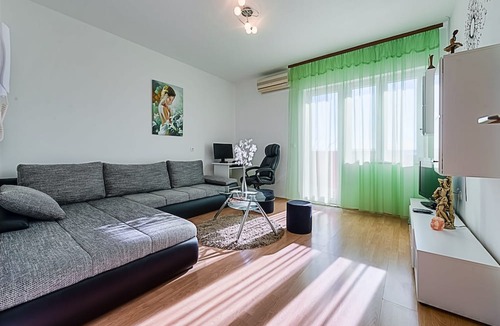 Kastel Sucurac Apartment | Big apartment with garden, BBQ, massage pool and fun park
