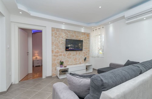 Trogir Apartment | New 4* apartment "Orto" in center of Trogir