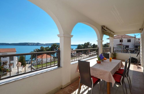 Seget Donji Apartment | ARTE, spacious apartment with sea view, 4 + 1 persons, 80m from pebble beach