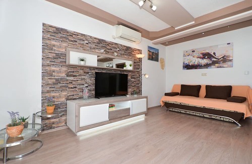 Seget Donji Apartment | ARTE, spacious apartment with sea view, 4 + 1 persons, 80m from pebble beach