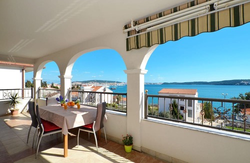 Seget Donji Apartment | ARTE, spacious apartment with sea view, 4 + 1 persons, 80m from pebble beach