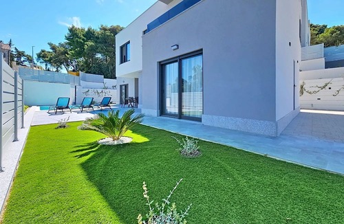 Splitska Villa | Beautiful private villa for 6 guests with private pool, A/C, WIFI, TV and terrace