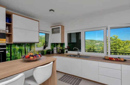 Lovrec House | Villa mit Panorama by Interhome