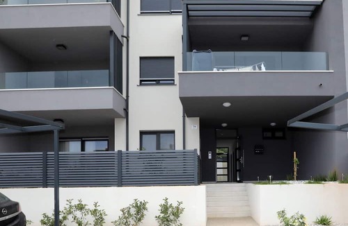 Vintijan Apartment | Luxus-Appartement mit Jacuzzi, Parkplatz und Garten by Interhome