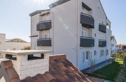 Kastel Kambelovac Apartment | One-Bedroom Apartment With Garden View