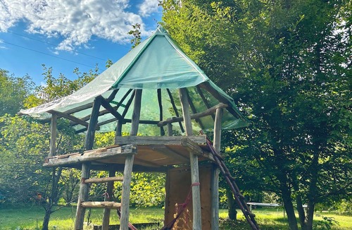 Vojnic House | Cozy shepherd's hut in an edible landscape on a permaculture farm