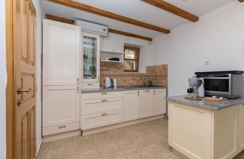 Borak Apartment | Guest House 'Villa Jasmin - Pet Friendly' with Shared Terrace, Shared Garden and Wi-Fi