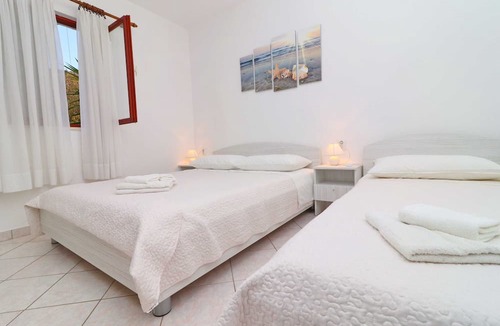 Skrivena Luka Apartment | Seafront Apartments Anthony