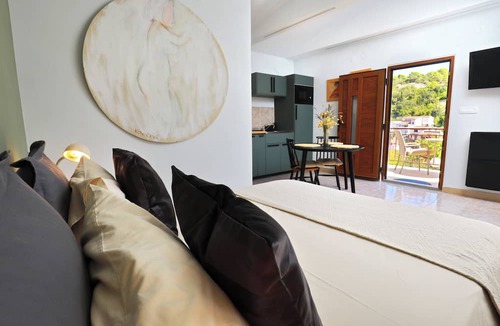 Stomorska House | Small Stone House in a Quiet Place Island Solta