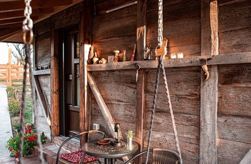 Okletac House | Prenociste Lelic(Cozy wooden house over 100 years old)
