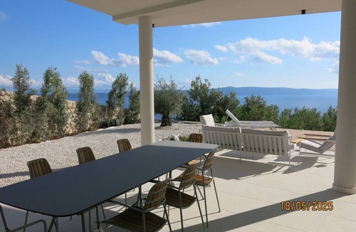 Podgora Villa | Luxury Villa in Podgora – 4 Bedrooms, Heated Pool, Sea View, AC & WiFi