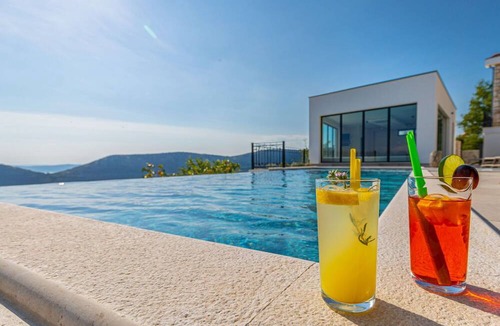 Bribir Villa | Beautiful private villa for 20 people with WIFI, hot tub, A/C, private pool, TV and terrace