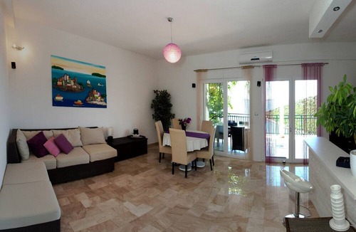 Vinisce Apartment | Wonderful Visinisce Apartments With Terrace and Sea Views