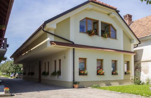 Zerovnica House | Turistična Kmetija Logar