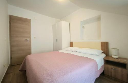 Kastel Stafilic Apartment | Apartment Apartment in a small village near the beach