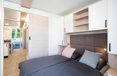 Seca Boat Rental | Houseboat with roof terrace and hot tub