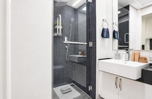 Palm Jumeirah Apartment | Panoramic Sunset Sea & Yacht View Studio, Palm Jumeirah by Green Sky Holiday Homes