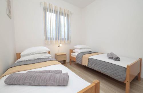 Starigrad Apartment | Luxury Apartment with heated pool in Starigrad