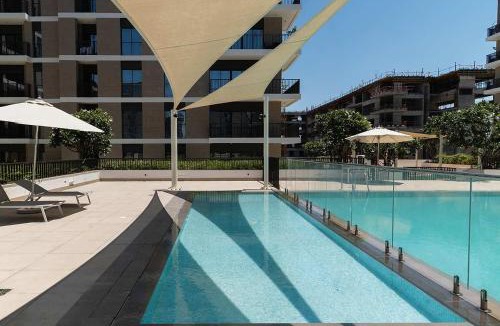 Al Khan Apartment | Seafront Apt with Pool & Gym near Attractions
