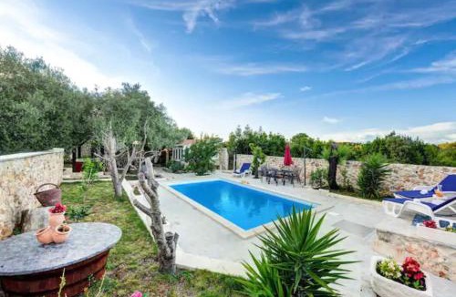 Banj Villa | Robinson House with Pool & Seaview