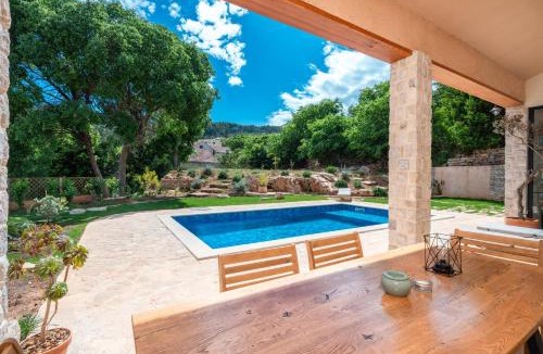 Vrisnik Villa | Three Little Birds