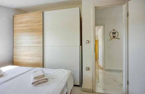 Valbandon Villa | Yellow House