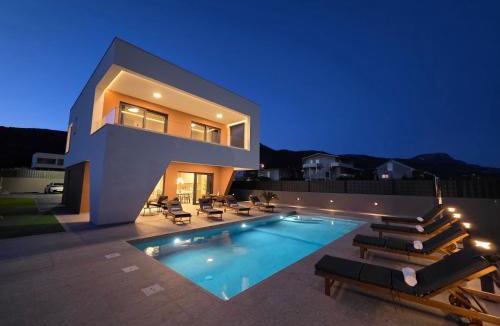 Kastel Stari Villa | Villa 60 Degrees with heated pool and basketball court