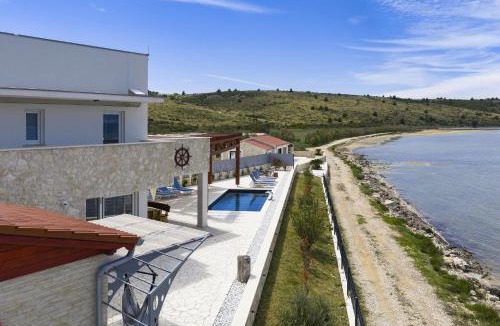 Ljubac Villa | Villa Maritime - Exklusive Strandvilla mit beheiztem Pool, Grillhütte & Meerblick bei Zadar