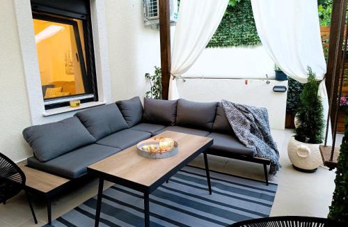 Zrce House | BugenVila , Central 3BR Home with Garden & BBQ