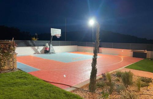Porec Villa | 4-Bdroom Family Villa Sleeps 20 w Pool and Hot tub
