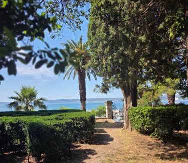 Kastel Luksic House | By Osibov Private Holiday Home for Families and Groups with Pool