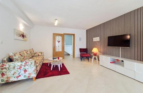 Okrug Gornji Apartment | Apartment Villa Nikaroni-2 by Interhome