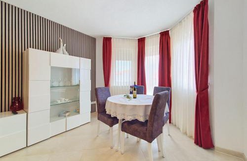 Okrug Gornji Apartment | Apartment Villa Nikaroni-2 by Interhome