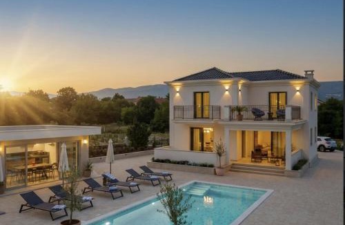 Dicmo Villa | Villa Decima near Split - Heated Pool, Tennis Court & Billiards