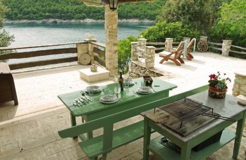 Cove Basina (Jelsa) House | Charming House Selca + BBQ
