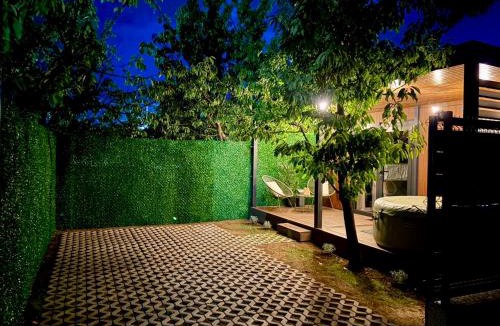 Nozicko Villa | Feli Lodge with hot tub and private deck