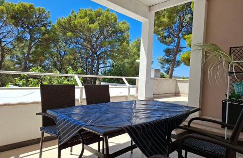 Cove Makarac (Milna) Apartment | Beachside Villa Marko