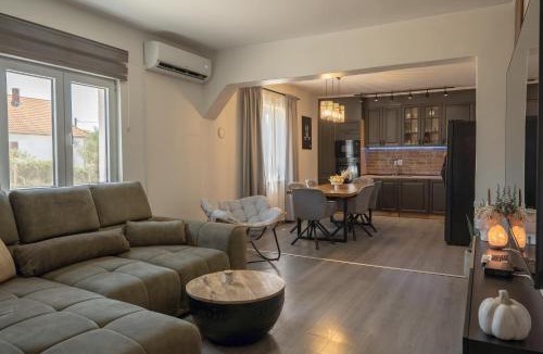 Tinj House | Private Pool House Peace & Privacy