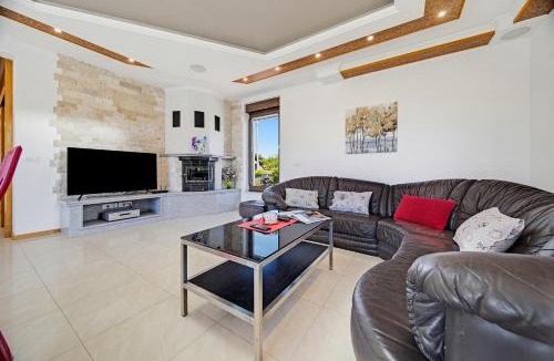 Gornja Stubica House | Pool Villa Aurelia/w Sauna & Jacuzzi near Zagreb - Happy Rentals
