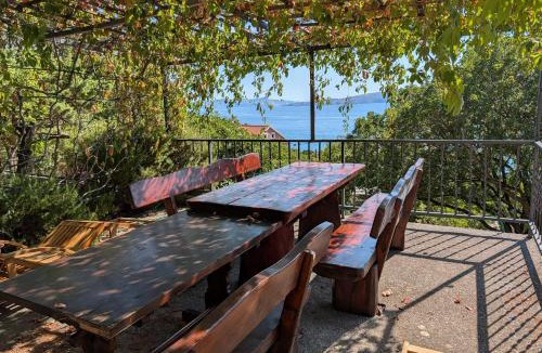 Sibinj Krmpotski Apartment | Orangenes Ferienzimmer am Meer ca 180 Meter Luftlinie zum Strand
