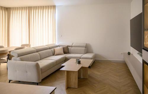 Donji Prolozac House | Beautiful Home In Donji Prolozac