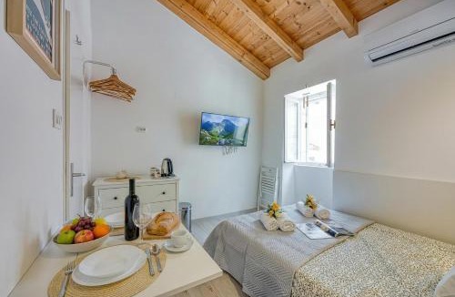 Cove Murtar Hotel | Lasta Lošin Town Rooms - Happy Rentals