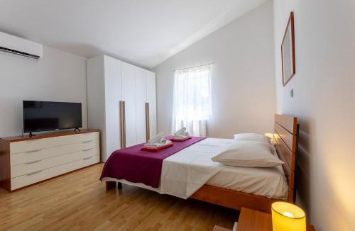 Loborika Villa | Sunny Garden Villa with Pool