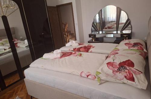Canton 10 House | Kuća Latice