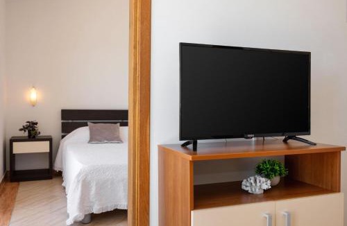 Trogir Apartment | Villa Penava, private beach, pool and 7min to Trogir