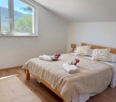 Zrnovnica Villa | Villa with stunning Mountain Views and Authentic Croatian Stone House near Split and Sea
