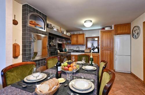 Velika Pisanica House | Hunting Lodge Hills Retreat - Happy Rentals