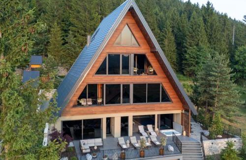 Ravna Gora House | Holiday Home Chalet Forest Hill mit Hallenbad by Interhome