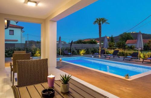 Sarsoni House | Holiday Home Schönes Haus für 8 Personen mit großem Schwimmbad by Interhome