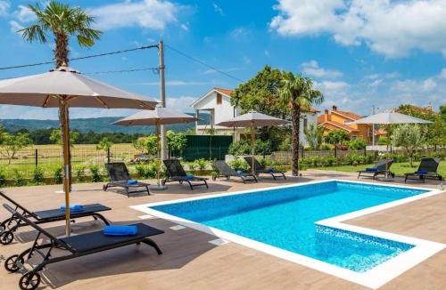 Sarsoni House | Holiday Home Schönes Haus für 8 Personen mit großem Schwimmbad by Interhome
